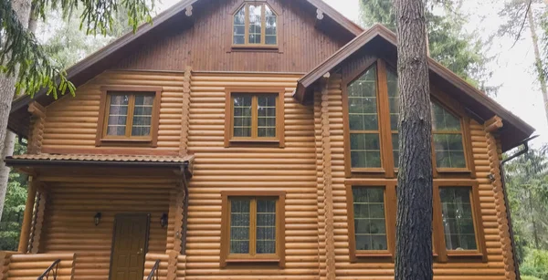 Construído a partir de madeira log house, casa de madeira . — Fotografia de Stock