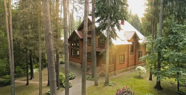 Construit à partir de bois maison en bois, maison en bois . — Photo