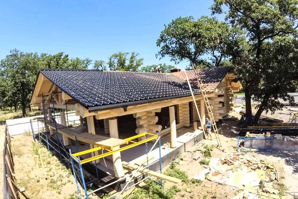 Construit à partir de bois maison en bois, maison en bois . — Photo