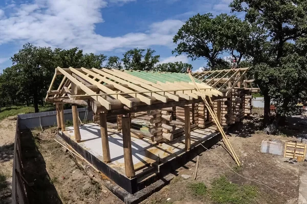 Etapa de construção de uma casa de madeira . — Fotografia de Stock