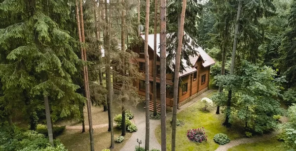 Construído a partir de madeira log house, casa de madeira . — Fotografia de Stock