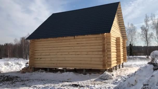 Κατασκευασμένο από ξύλινο κορμό σπιτιού, ξύλινο σπίτι. — Αρχείο Βίντεο