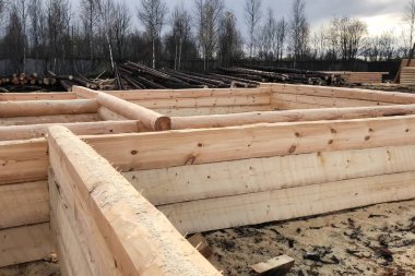 Yapı montajı için günlükler hazırlanıyor. Malzemeler için