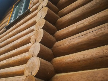 Ayrıntılar ve ahşaptan yapılmış ahşap evin elementleri. Constru.