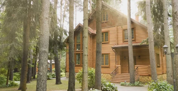 Construído a partir de madeira log house, casa de madeira . — Fotografia de Stock