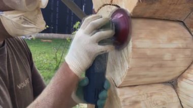 Evdeki çam kütüklerinin cilalama makinesiyle gıcırdıyor. Kuru temizleme