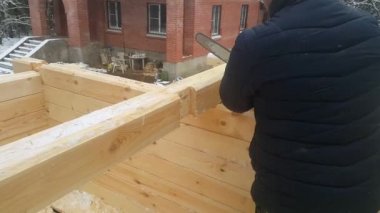 Bir barda yiv kesiyorum. Log House 'dan bir ev alınıyor.