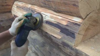 Evdeki çam kütüklerinin cilalama makinesiyle gıcırdıyor. Kuru temizleme