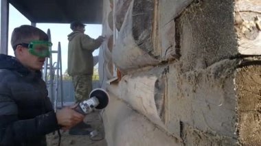 İşçiler kararmış odunları öğüterek temizlerler.