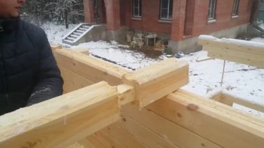 Bir barda yiv kesiyorum. Log House 'dan bir ev alınıyor.