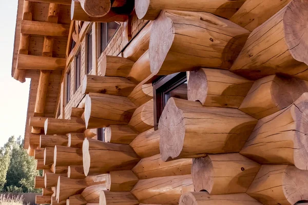 Szczegóły i elementy drewnianego domu z drewna. Konstrukcja. — Zdjęcie stockowe