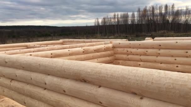Preparation of logs for the assembly of the structure. Materials for a wooden house. Drying and assembly of a wooden log house at a construction base. — Stock Footage Preparation Logs Assembly Structure Materials Wooden House Drying Assembly Wooden Stock Footage