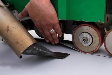 Çatı polimerini döşeme ve yapıştırma mekanizması. Polimer çatı kaplama çarşaflarının yapışması.