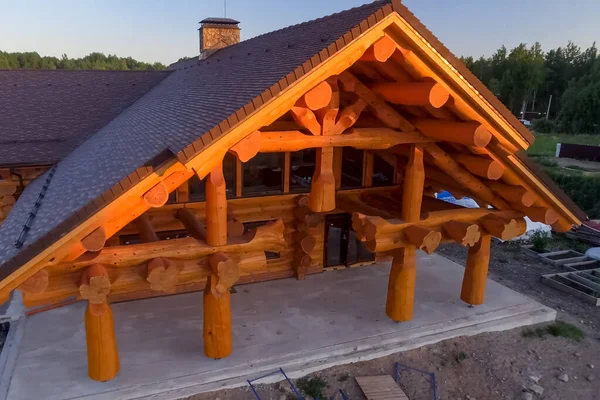 Construído a partir de madeira log house, casa de madeira . — Fotografia de Stock