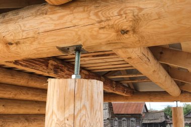 Kanopinin yüksekliğini ayarlamak için bağlantı cıvatası.