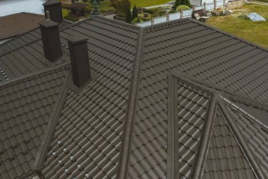 Oluklu metal çatı ve metal çatı. Modern çatıdan yapılma.