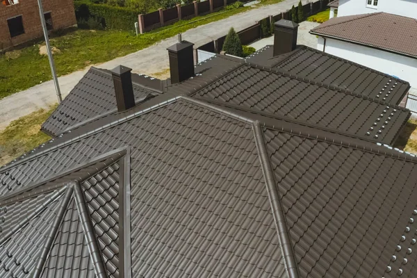 Σπίτι με καφέ μεταλλική στέγη.Κυματοειδής μεταλλική στέγη και μεταλλικό ro — Φωτογραφία Αρχείου