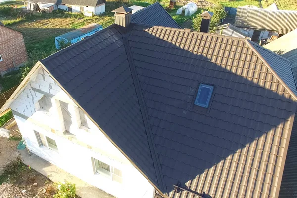 Dach z blachy falistej i dach metalowy. Nowoczesny dach z zasłony — Zdjęcie stockowe