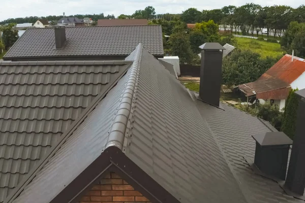 Huis met een bruin metalen dak.Golfdak en metalen ro — Stockfoto