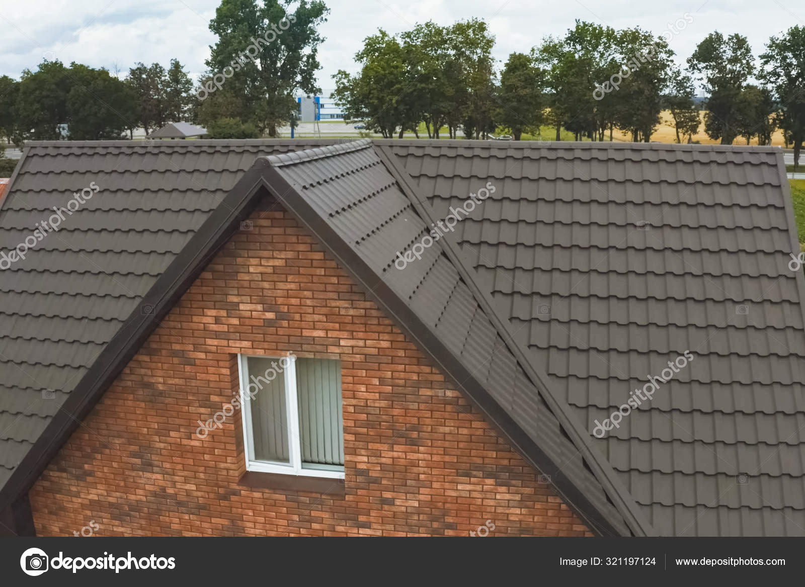 Casa con un techo de metal marrón. Techo de metal corrugado y metal ro