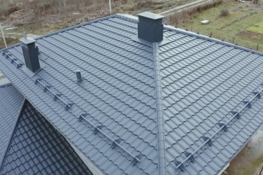 Oluklu metal çatı ve metal çatı. Modern çatıdan yapılma.