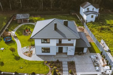 Gri metal çatılı ev. Oluklu metal çatı ve metal ro