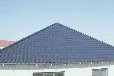 Oluklu metal çatı ve metal çatı. Modern çatıdan yapılma.