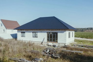 Gri metal çatılı ev. Oluklu metal çatı ve metal ro