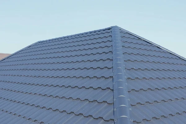 Κυματοειδής μεταλλική στέγη και μεταλλική στέγη. Σύγχρονη στέγη από πληρούνται — Φωτογραφία Αρχείου