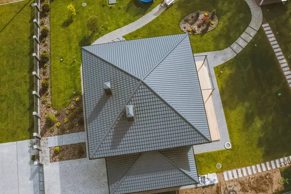 House with a gray metal roof. Corrugated metal roof and metal ro — Stock Photo, Image