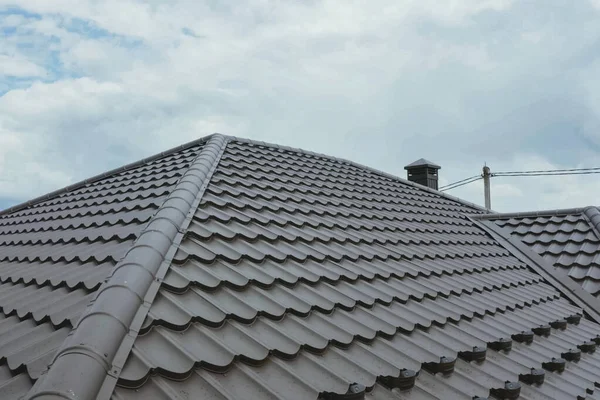 Takläggning av korrugerad metall och plåttak. Modernt tak tillverkat av met — Stockfoto