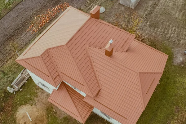 Dom z pomarańczowym metalowym dachem. Dach i metal falisty — Zdjęcie stockowe