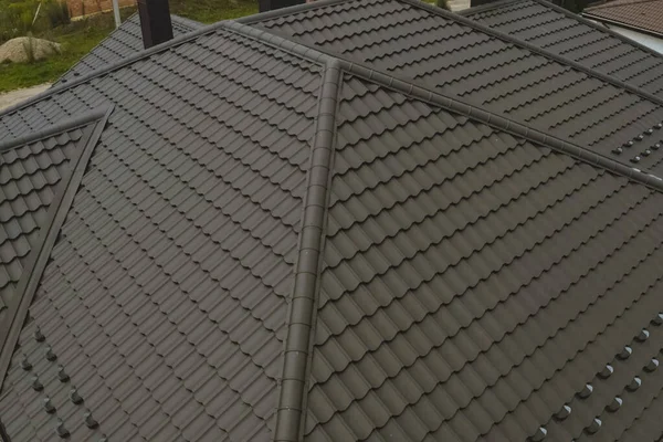 Hullámos fém tető és fém tetőfedő. Modern tető készült met — Stock Fotó