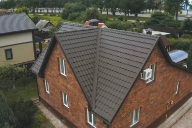 Kahverengi metal çatılı bir ev. Çatı ve metal kaplama.