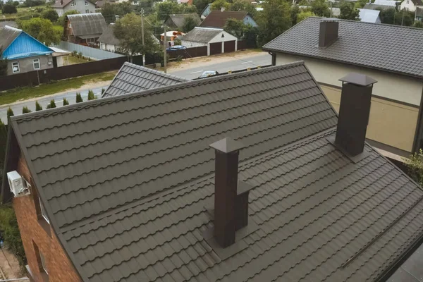 Casa con un techo de metal marrón. Techo de metal corrugado y metal ro —  Fotos de Stock