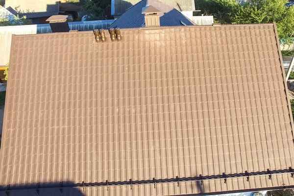 Aaltopahvi metalli katto ja metalli katto. Moderni katto meetistä — kuvapankkivalokuva