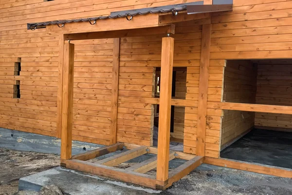 Construído a partir de madeira log house, casa de madeira . — Fotografia de Stock