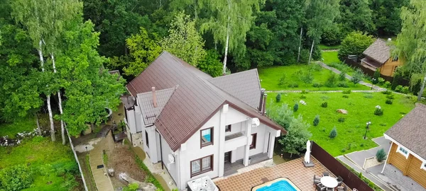 Casa nova, cujo telhado é feito de metal. Casa de campo no co — Fotografia de Stock