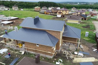 Tatil köyü, yukarıdan manzara. Yeni çatılı bir ev