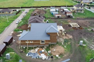 Tatil köyü, yukarıdan manzara. Yeni çatılı bir ev