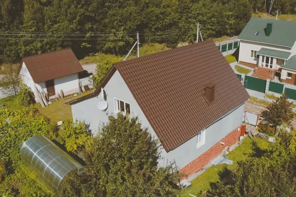 Νέο σπίτι, η οροφή του οποίου είναι κατασκευασμένη από μέταλλο. Εξοχικό σπίτι στο co — Φωτογραφία Αρχείου