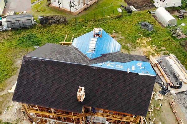 Bituminöse Ziegel für ein Dach. das Dach aus dem bituminösen Ziegel. moder — Stockfoto