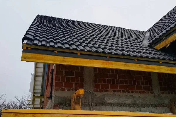 Installation of the roof of the house from ceramic black tiles. — Stock Photo, Image