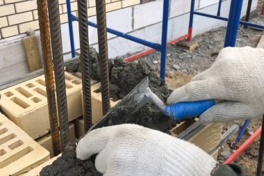 Binanın destek sütunlarının tuğlaları. Tuğla işi.