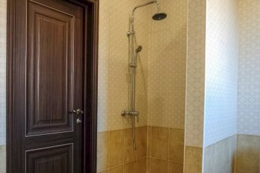 Yeni bir evdeki tuvaletin içinde..