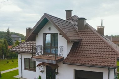 Oluklu metal çatı ve metal çatı. Modern çatıdan yapılma.