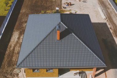 Oluklu metal çatı ve metal çatı. Modern çatıdan yapılma.