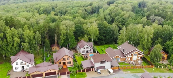 Ferieby, udsigt oppefra. Landsby i foråret fra oven , - Stock-foto