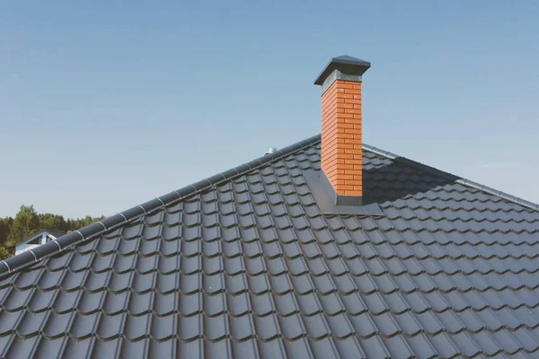 Гофрований металевий дах і металева покрівля. Сучасний дах зроблені з — стокове фото