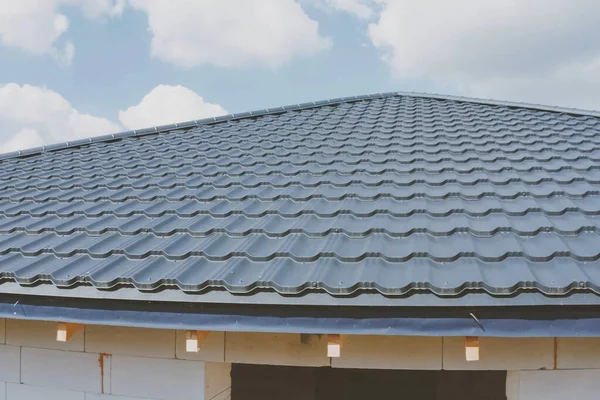 Dach z blachy falistej i dach metalowy. Nowoczesny dach z zasłony — Zdjęcie stockowe